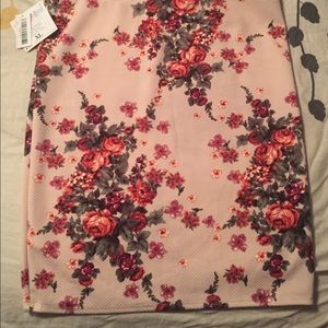 BNWT Luluaroe Floral Cassie, size XL