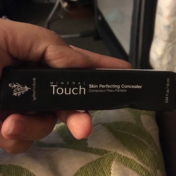 Younique concealer in Velour