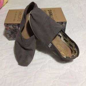 Gray toms