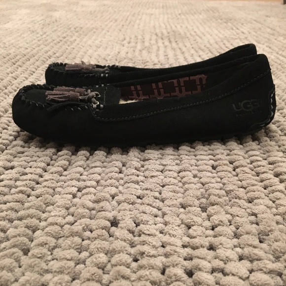SOLD NWOT Ugg Slippers size 7 - Picture 2 of 3