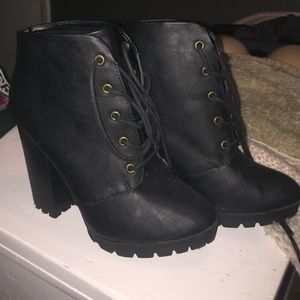 Size 10 women's Madden Girl Combat Heel