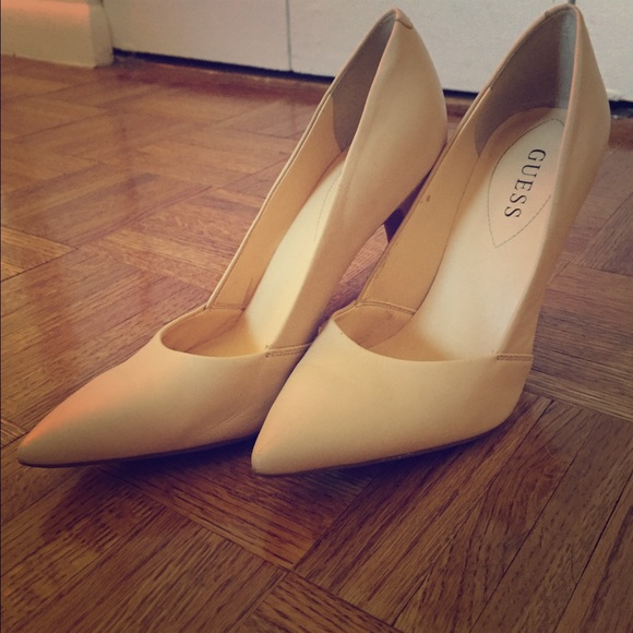Nude Guess pumps