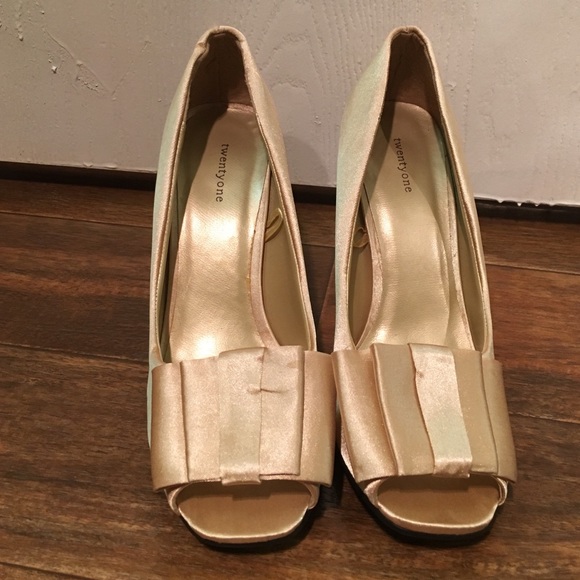 Open toe gold pumps - Picture 2 of 4