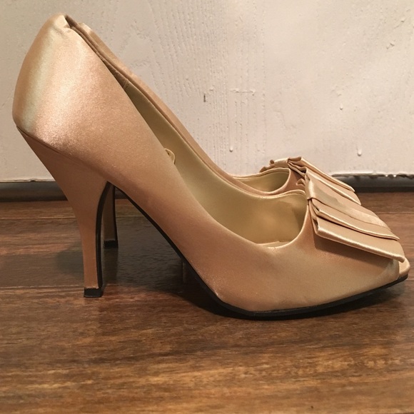 Open toe gold pumps - Picture 3 of 4