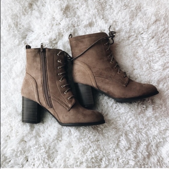 SALE / REPOSH✨ Mocha Lace Up Booties