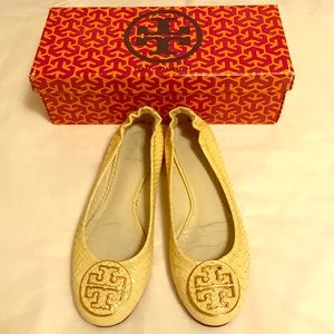 Cream leather crackle Tory Burch flat size 6