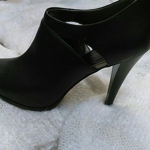 Worthington ankle boots w side slits + zipper back
