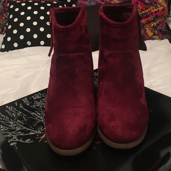 Maroon (burgundy) booties with heel. - Picture 2 of 3