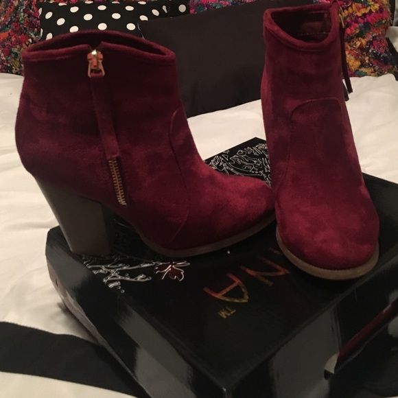 Maroon (burgundy) booties with heel. - Picture 3 of 3