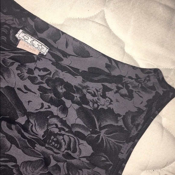 SMALL BLACK ROSE TEE - Picture 2 of 3