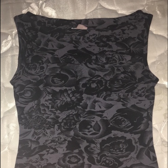 SMALL BLACK ROSE TEE - Picture 3 of 3