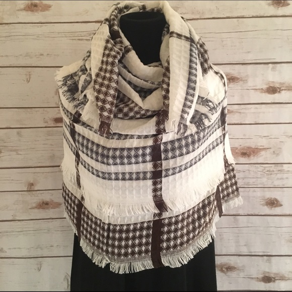 Checkered white & brown blanket scarf - Picture 3 of 5