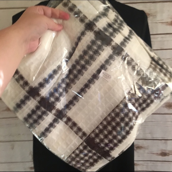 Checkered white & brown blanket scarf - Picture 4 of 5