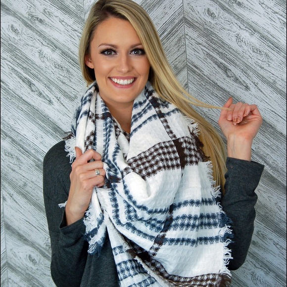 Checkered white & brown blanket scarf - Picture 2 of 5