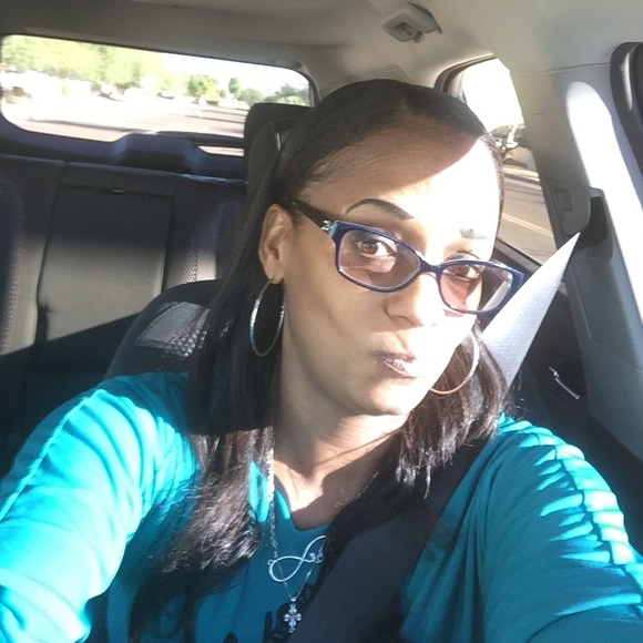 Meet your posher Michelle! โค๏ธ๐๐๐๐ - Picture 3 of 4