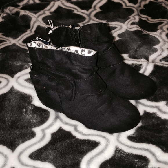 Old Navy Black toddler girl booties. Size 11T