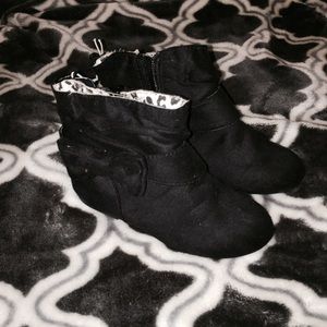 Old Navy Black toddler girl booties. Size 11T