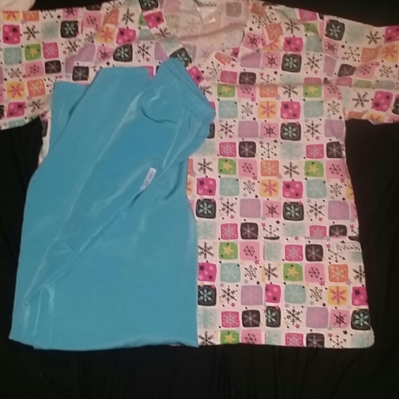 Scrub set top and pants top med bottoms small - Picture 1 of 2