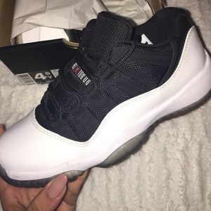 Air Jordan 11 Retro Low. White/Black -True Red.
