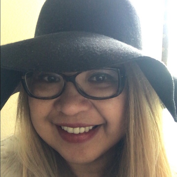 Welcome to my Closet! - Picture 4 of 8