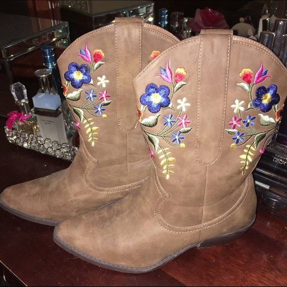 Brown cowgirl boots with floral stitching