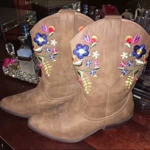 Brown cowgirl boots with floral stitching