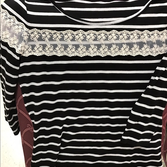 Wallflower brand- quarter length blouse