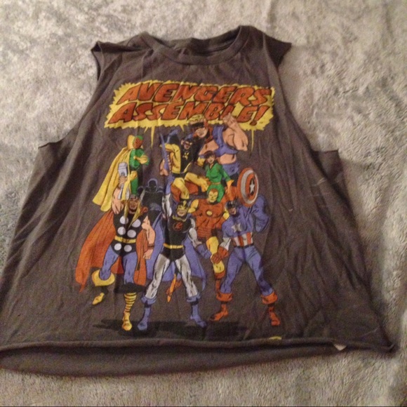 Avengers shirt ✨ small