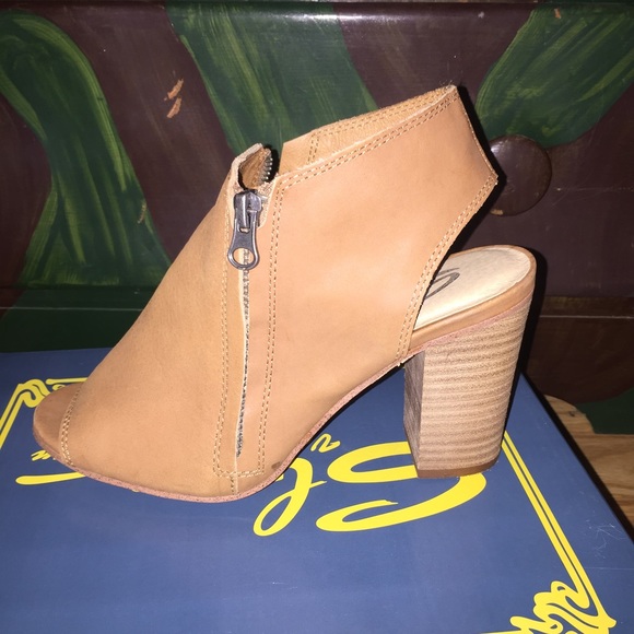 Sbicca zip up heels - Picture 2 of 4