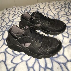 Black Huaraches ❤️