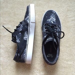 ISO NIKE SNEAKERS!!!