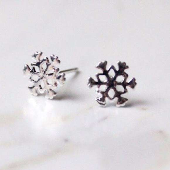 GlamVault Jewelry - 🆑 Silver Snowflake Holiday Earrings