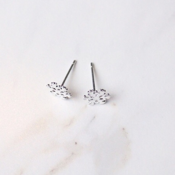 🆑 Silver Snowflake Holiday Earrings - Picture 2 of 3