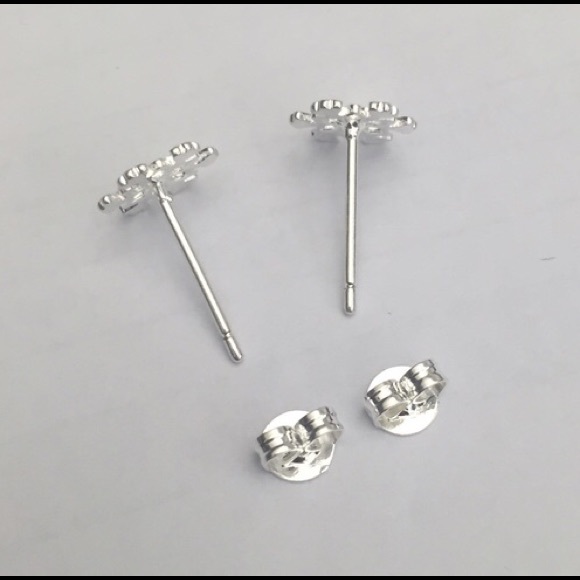 🆑 Silver Snowflake Holiday Earrings - Picture 3 of 3