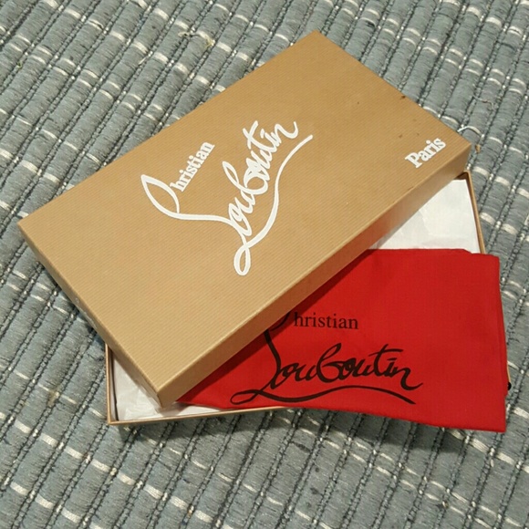 Shoe box and dustbag