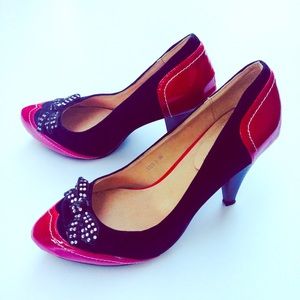 Glam red and black suede pump.