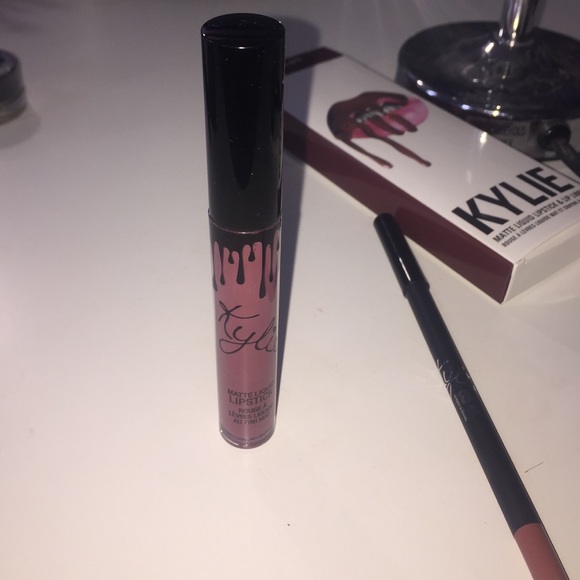 Kylie Lip Kit in Love Bite - Picture 4 of 4