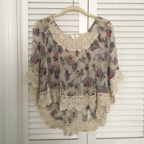EUC Free's Phrase Bell Sleeve Top Size M