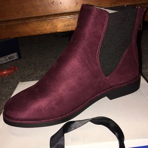BRAND NEW! burgundy booties