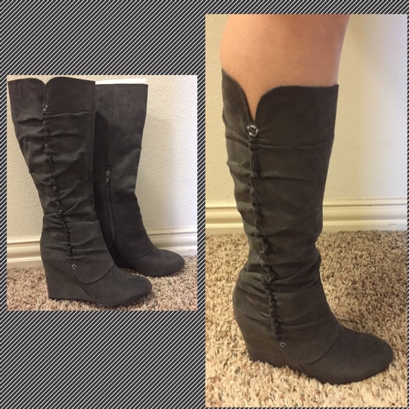 Size 6 - NIB gray scrunch suede wedge boots.