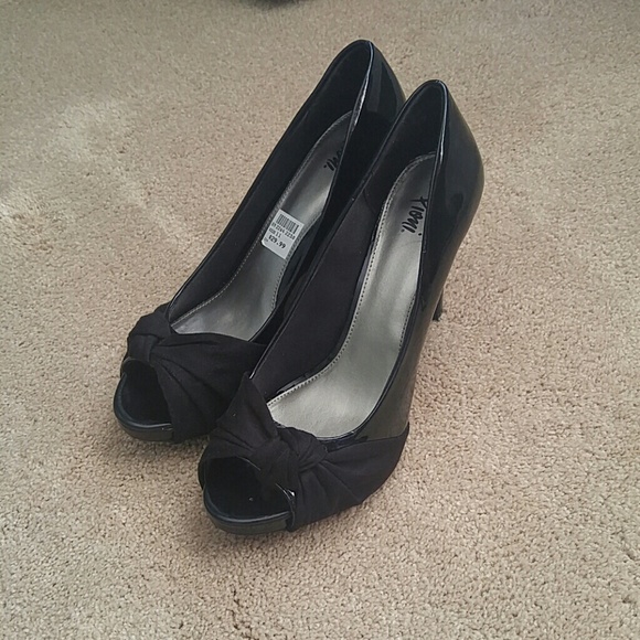 Black pumps