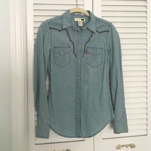 EUC Levi's Western Button Denim Down XS