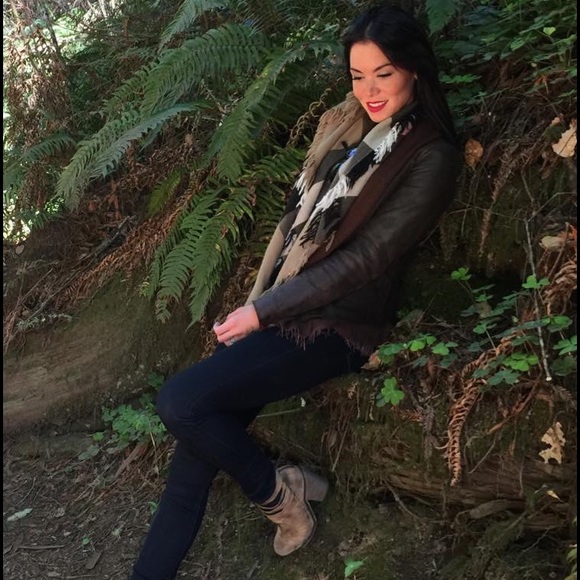 Meet your Posher, Felicia - Picture 3 of 3