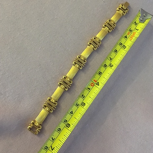 Vintage TRIFARI gold tone bracelet 6.5 inches