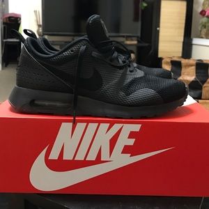 Nike AirMax Tavas Size 9