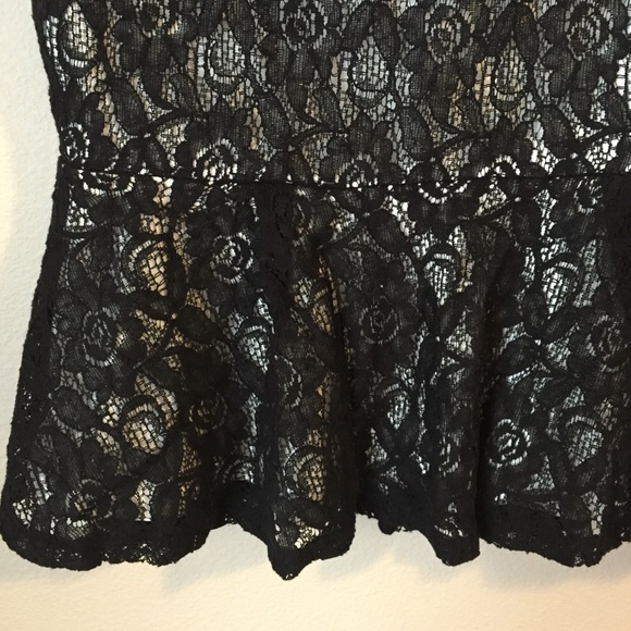 Stunning Forever 21 black lace & white peplum top - Picture 2 of 4