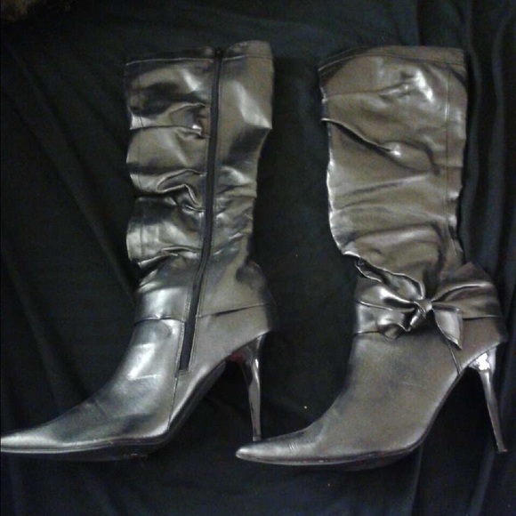 Knee high high heeled boots