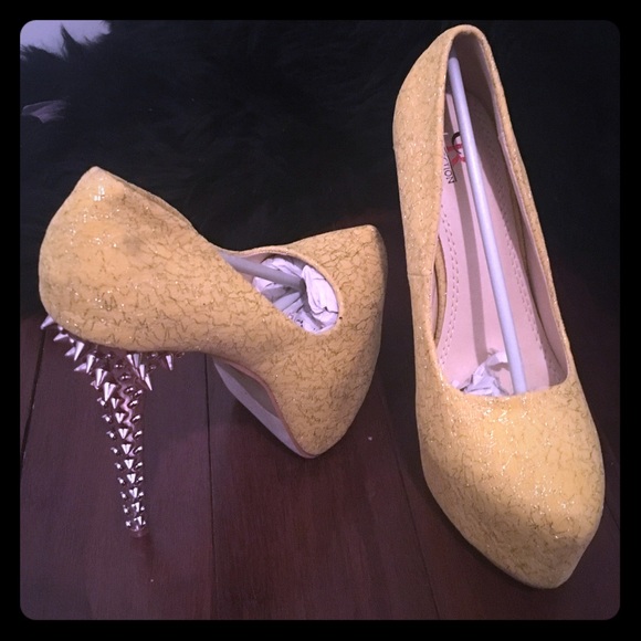 Yellow pumps