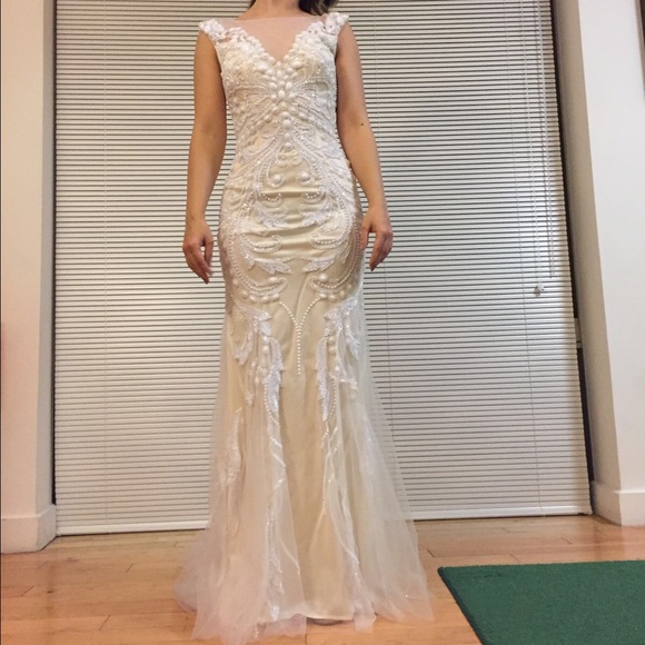SOLD——Beautiful white gown/dress - Picture 2 of 7