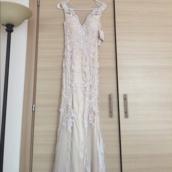 SOLD——Beautiful white gown/dress - Picture 5 of 7